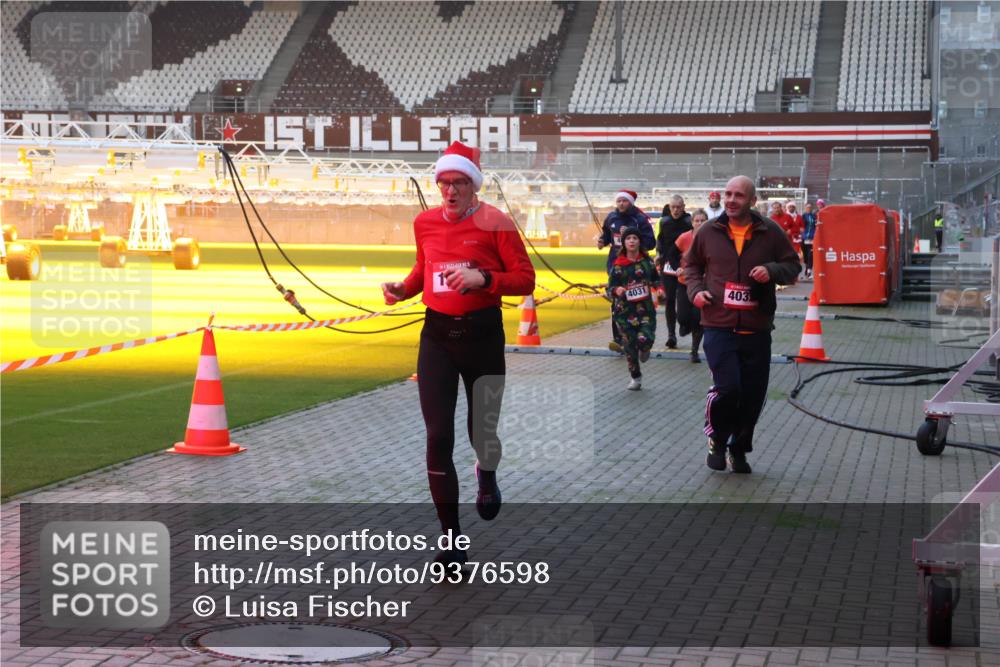 07.12.2025 - St. Pauli X-Mass-Run No. 15 Luisa Fischer http://msf.ph/oto/9376598 07.12.2025 09:58:48 Ziel 4031, 403, 238, 261, 441, 483, 532, 1003, 1115, 1173, 1528, 1603, 1633, 1774, 1782, 1785, 2205, 2392, 3308, 3405, 3515, 4031, 4206 meine-sportfotos.de