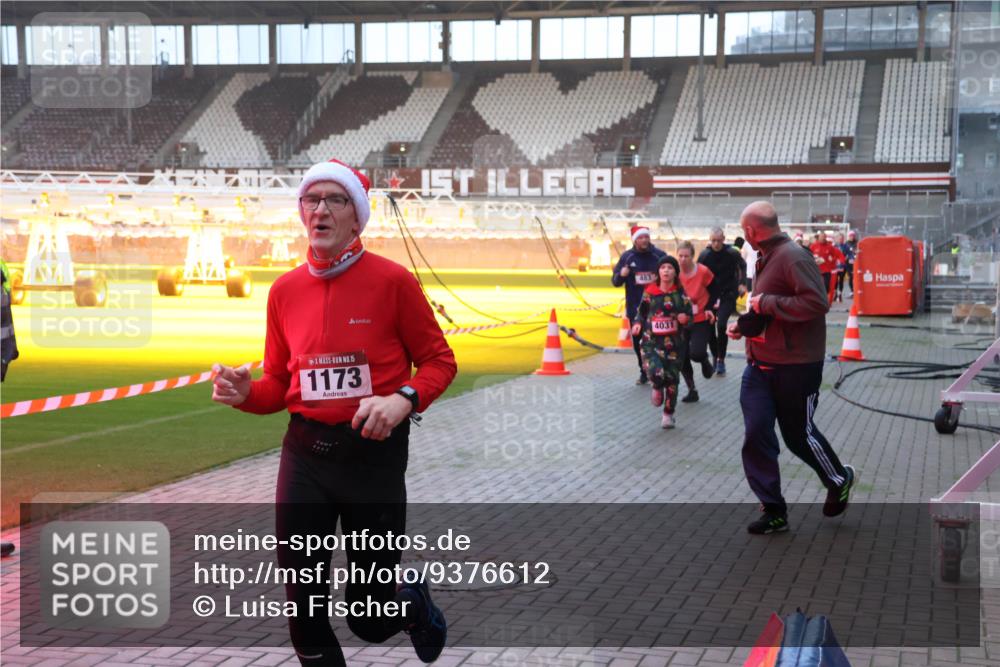 07.12.2025 - St. Pauli X-Mass-Run No. 15 Luisa Fischer http://msf.ph/oto/9376612 07.12.2025 09:58:50 Ziel 15, 1173, 403, 4031, 238, 261, 483, 532, 1003, 1115, 1173, 1528, 1542, 1603, 1633, 1774, 1782, 1785, 2205, 2392, 3308, 3405, 3515, 4031, 4206 meine-sportfotos.de