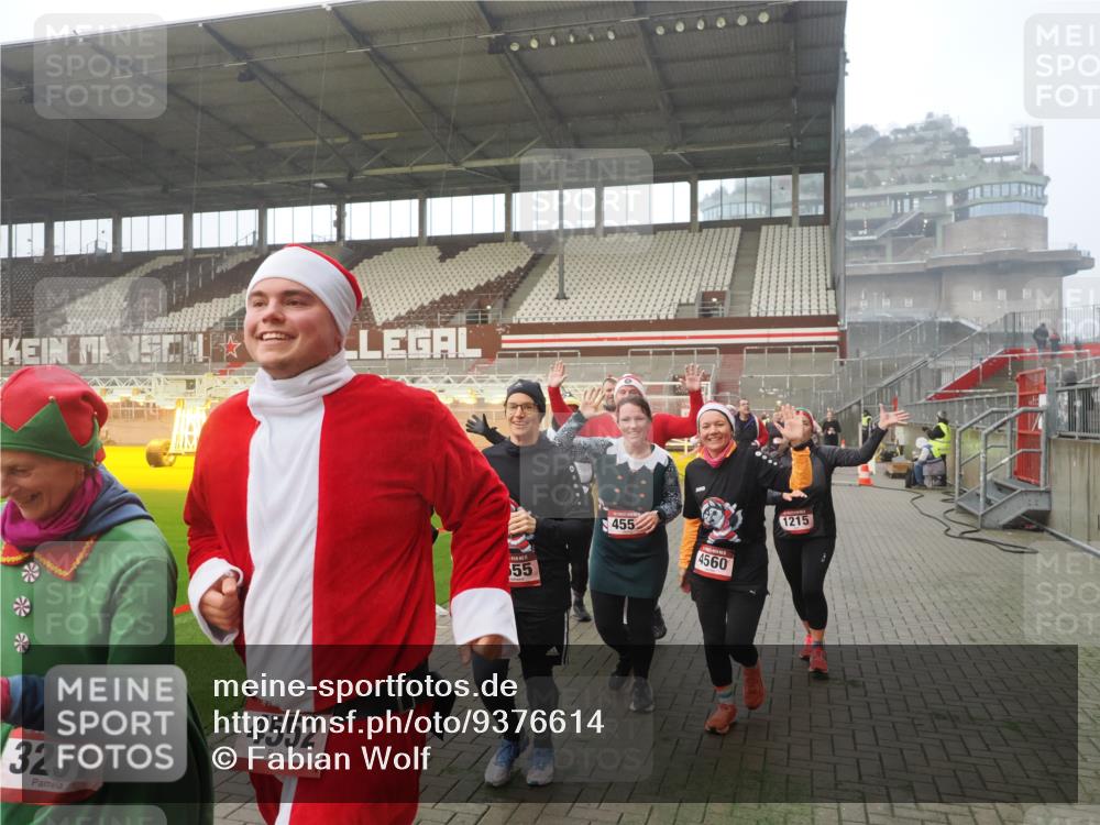 07.12.2025 - St. Pauli X-Mass-Run No. 15 Fabian Wolf http://msf.ph/oto/9376614 07.12.2025 10:05:41 Ziel 2, 3, 54, 123, 363, 385, 512, 945, 1215, 1222, 1789, 3231, 4195, 4552, 4555, 4559, 4560 meine-sportfotos.de