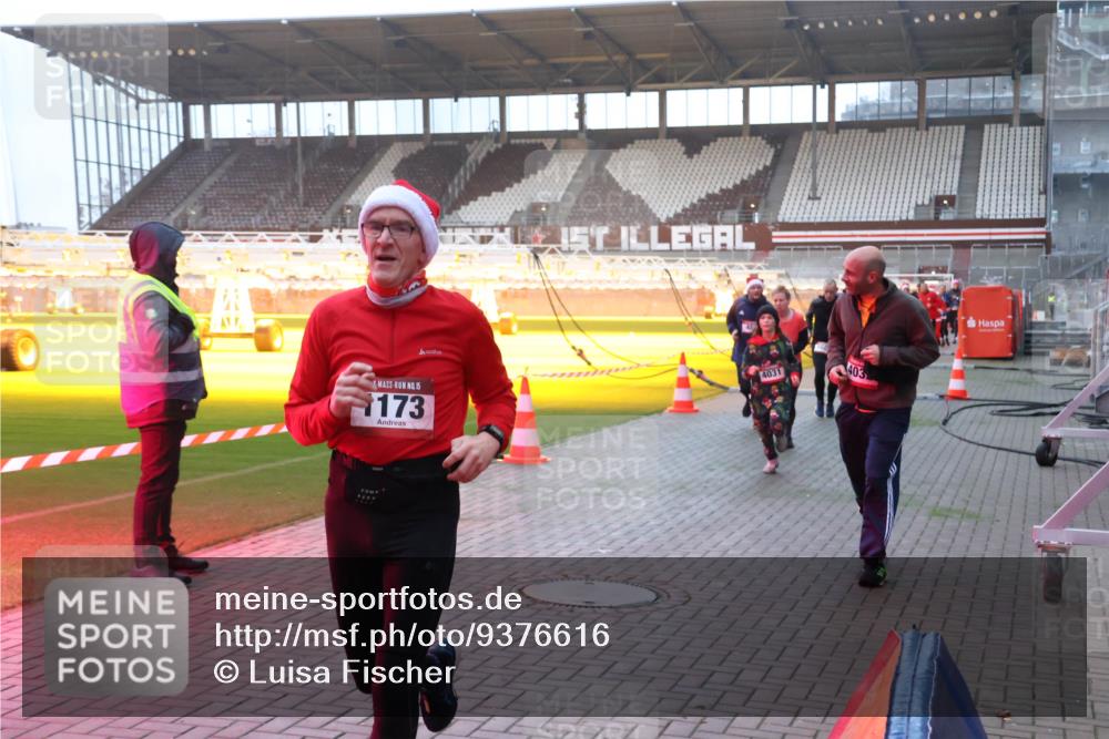 07.12.2025 - St. Pauli X-Mass-Run No. 15 Luisa Fischer http://msf.ph/oto/9376616 07.12.2025 09:58:50 Ziel 15, 173, 4031, 403, 238, 261, 483, 532, 1003, 1115, 1173, 1528, 1542, 1603, 1633, 1774, 1782, 1785, 2205, 2392, 3308, 3405, 3515, 4031, 4206 meine-sportfotos.de