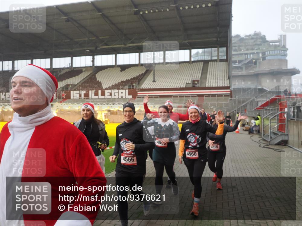 07.12.2025 - St. Pauli X-Mass-Run No. 15 Fabian Wolf http://msf.ph/oto/9376621 07.12.2025 10:05:42 Ziel 2, 3, 54, 123, 363, 385, 512, 945, 1215, 1222, 1789, 1791, 3231, 4195, 4552, 4555, 4559, 4560 meine-sportfotos.de