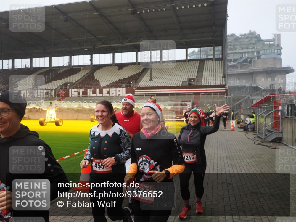 07.12.2025 - St. Pauli X-Mass-Run No. 15 Fabian Wolf http://msf.ph/oto/9376652 07.12.2025 10:05:42 Ziel 2, 3, 54, 123, 363, 385, 512, 945, 1215, 1222, 1789, 1791, 3231, 4195, 4552, 4555, 4559, 4560 meine-sportfotos.de