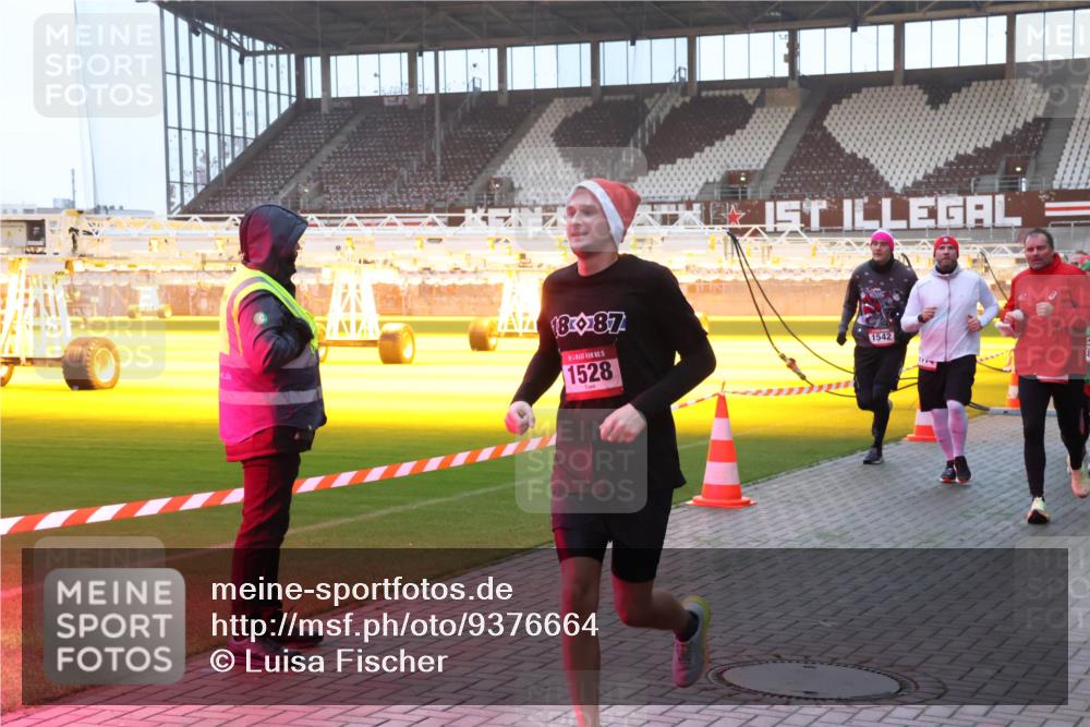 07.12.2025 - St. Pauli X-Mass-Run No. 15 Luisa Fischer http://msf.ph/oto/9376664 07.12.2025 09:58:59 Ziel 1887, 15, 1528, 1542, 238, 261, 483, 532, 655, 1003, 1115, 1173, 1528, 1542, 1603, 1633, 1774, 1782, 1785, 2205, 2392, 3308, 3405, 3515, 4031, 4206 meine-sportfotos.de