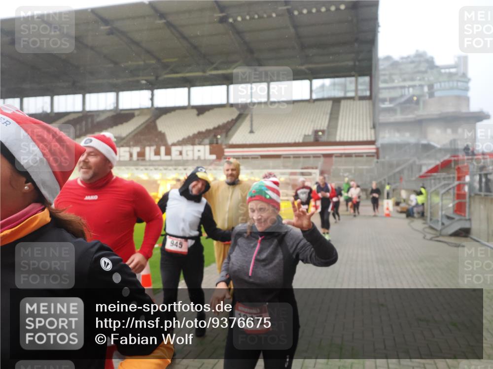 07.12.2025 - St. Pauli X-Mass-Run No. 15 Fabian Wolf http://msf.ph/oto/9376675 07.12.2025 10:05:43 Ziel 2, 3, 54, 123, 363, 385, 512, 945, 1215, 1222, 1789, 1791, 3231, 4194, 4195, 4552, 4555, 4559, 4560 meine-sportfotos.de