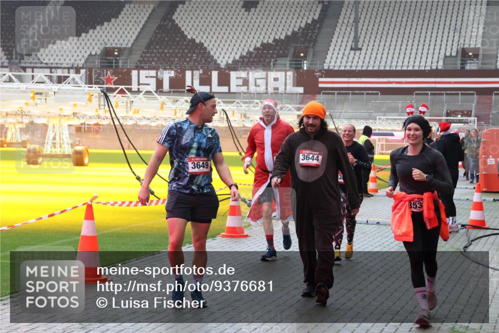 07.12.2025 - St. Pauli X-Mass-Run No. 15 Luisa Fischer http://msf.ph/oto/9376681 07.12.2025 10:23:59 Ziel 3649, 3644, 353, 638, 1104, 2508, 2511, 2603, 2634, 3052, 3078, 3079, 3539, 3644, 3649, 3887, 3890, 4005, 4043, 4139, 4141, 4144, 4145, 4377, 4378, 4458, 4549 meine-sportfotos.de