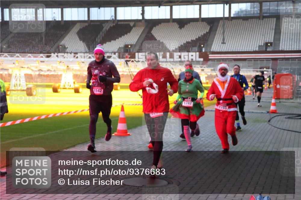 07.12.2025 - St. Pauli X-Mass-Run No. 15 Luisa Fischer http://msf.ph/oto/9376683 07.12.2025 09:59:01 Ziel 1542, 15, 1782, 1785, 238, 261, 483, 532, 655, 1003, 1115, 1173, 1528, 1542, 1603, 1633, 1774, 1782, 1785, 2205, 2392, 3308, 3405, 3515, 4031, 4206 meine-sportfotos.de