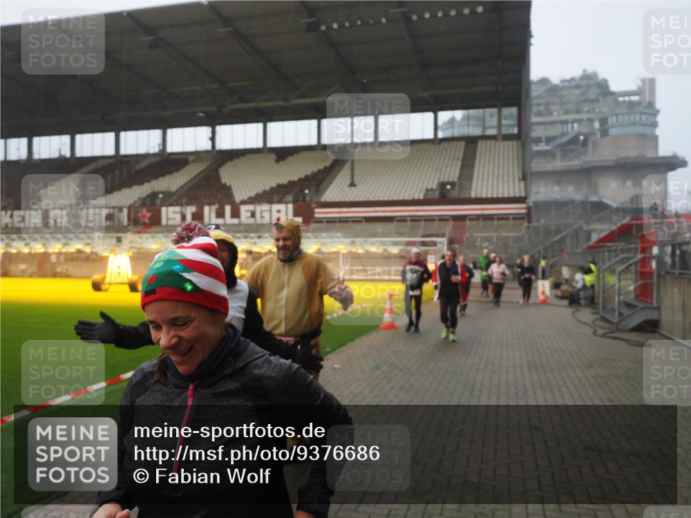 07.12.2025 - St. Pauli X-Mass-Run No. 15 Fabian Wolf http://msf.ph/oto/9376686 07.12.2025 10:05:43 Ziel 2, 3, 54, 123, 363, 385, 512, 945, 1215, 1222, 1789, 1791, 3231, 4194, 4195, 4552, 4555, 4559, 4560 meine-sportfotos.de