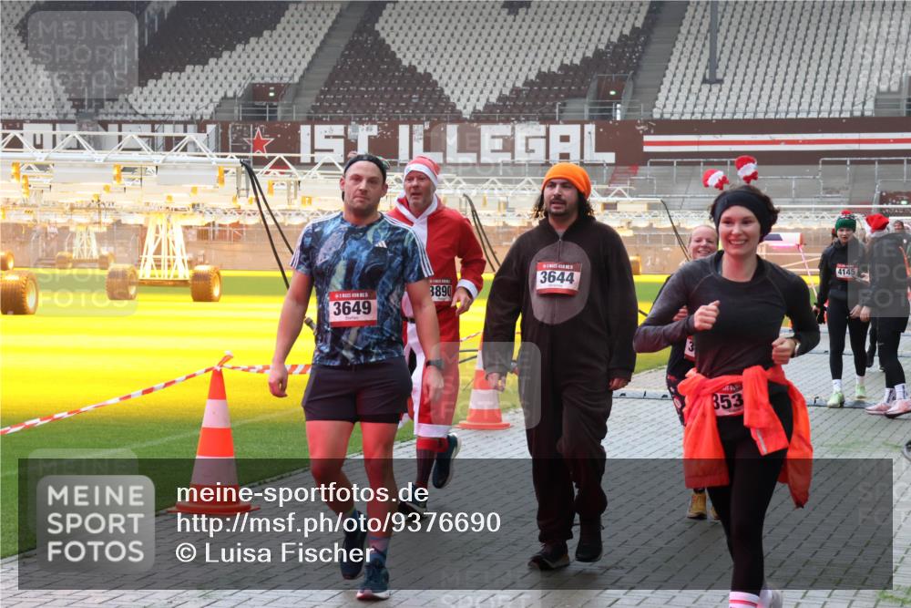 07.12.2025 - St. Pauli X-Mass-Run No. 15 Luisa Fischer http://msf.ph/oto/9376690 07.12.2025 10:24:00 Ziel 3649, 3890, 3644, 853, 4145, 638, 1104, 2508, 2511, 2603, 2634, 3052, 3078, 3079, 3539, 3644, 3649, 3887, 3890, 4005, 4043, 4139, 4141, 4144, 4145, 4377, 4378, 4458, 4549 meine-sportfotos.de