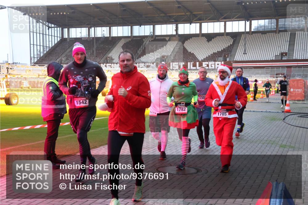 07.12.2025 - St. Pauli X-Mass-Run No. 15 Luisa Fischer http://msf.ph/oto/9376691 07.12.2025 09:59:02 Ziel 1542, 1782, 330, 1785, 238, 261, 483, 532, 655, 1003, 1115, 1173, 1528, 1542, 1603, 1633, 1774, 1782, 1785, 2205, 2392, 3308, 3405, 3515, 4031, 4206 meine-sportfotos.de