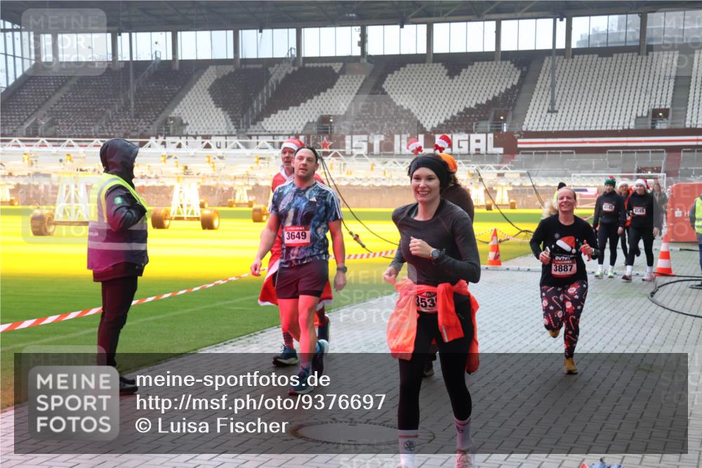 07.12.2025 - St. Pauli X-Mass-Run No. 15 Luisa Fischer http://msf.ph/oto/9376697 07.12.2025 10:24:01 Ziel 3649, 1, 353, 3887, 4145, 638, 1104, 2508, 2511, 2603, 2634, 3052, 3078, 3079, 3539, 3644, 3649, 3887, 3890, 4005, 4043, 4139, 4141, 4144, 4145, 4377, 4378, 4458, 4549 meine-sportfotos.de