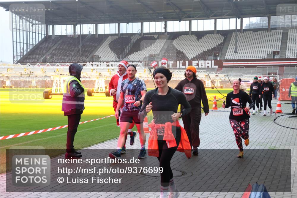 07.12.2025 - St. Pauli X-Mass-Run No. 15 Luisa Fischer http://msf.ph/oto/9376699 07.12.2025 10:24:01 Ziel 3649, 353, 3644, 3887, 4145, 4549, 638, 1104, 2508, 2511, 2603, 2634, 3052, 3078, 3079, 3539, 3644, 3649, 3887, 3890, 4005, 4043, 4139, 4141, 4144, 4145, 4377, 4378, 4458, 4549 meine-sportfotos.de