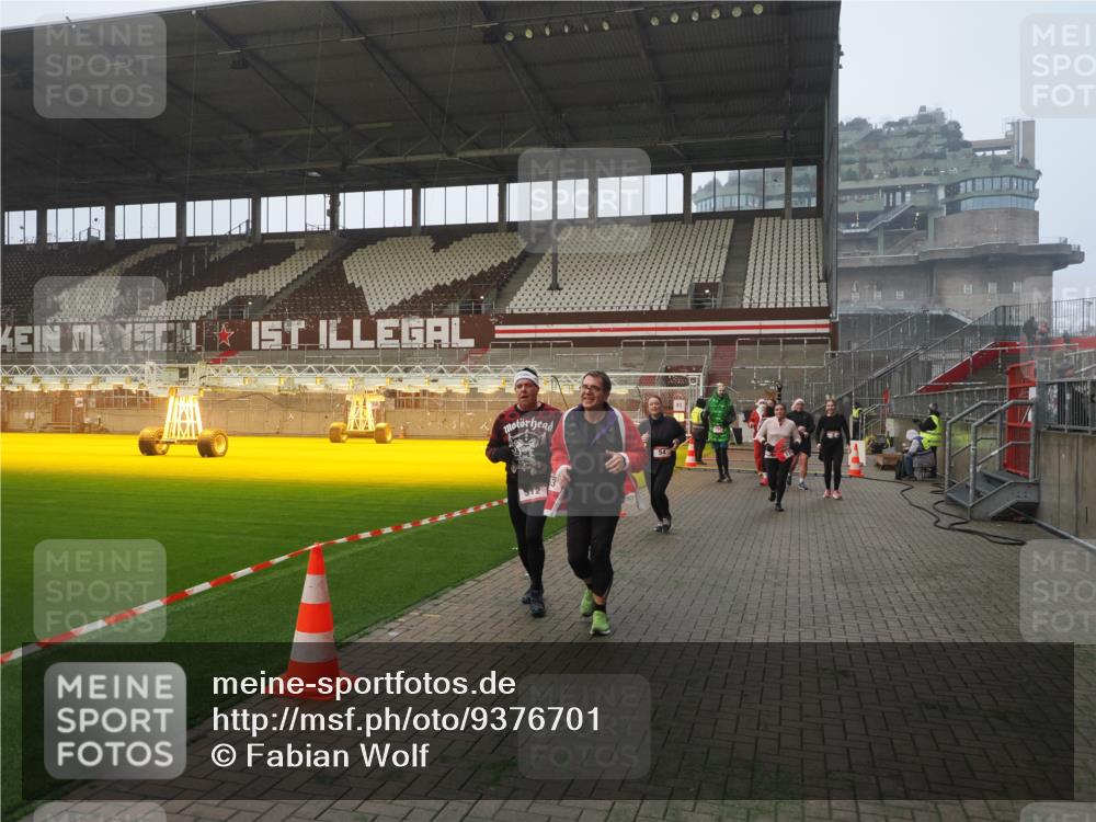 07.12.2025 - St. Pauli X-Mass-Run No. 15 Fabian Wolf http://msf.ph/oto/9376701 07.12.2025 10:05:45 Ziel 2, 3, 54, 123, 363, 385, 512, 945, 1215, 1222, 1789, 1791, 3231, 4194, 4195, 4552, 4555, 4559, 4560 meine-sportfotos.de