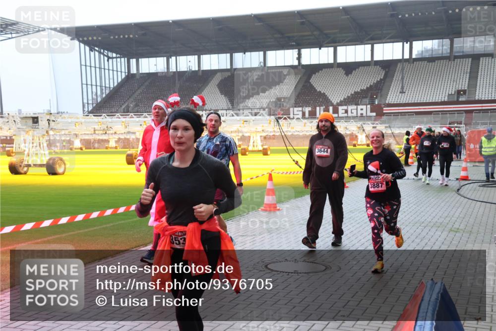07.12.2025 - St. Pauli X-Mass-Run No. 15 Luisa Fischer http://msf.ph/oto/9376705 07.12.2025 10:24:02 Ziel 353, 3644, 3887, 549, 638, 1104, 2508, 2511, 2603, 2634, 3052, 3078, 3079, 3539, 3644, 3649, 3887, 3890, 3968, 4005, 4043, 4139, 4141, 4144, 4145, 4377, 4378, 4458, 4549 meine-sportfotos.de