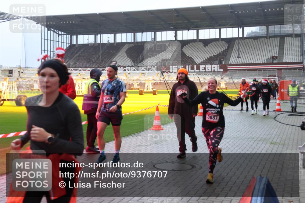 07.12.2025 - St. Pauli X-Mass-Run No. 15 Luisa Fischer http://msf.ph/oto/9376707 07.12.2025 10:24:02 Ziel 353, 3649, 3887, 638, 1104, 2508, 2511, 2603, 2634, 3052, 3078, 3079, 3539, 3644, 3649, 3887, 3890, 3968, 4005, 4043, 4139, 4141, 4144, 4145, 4377, 4378, 4458, 4549 meine-sportfotos.de