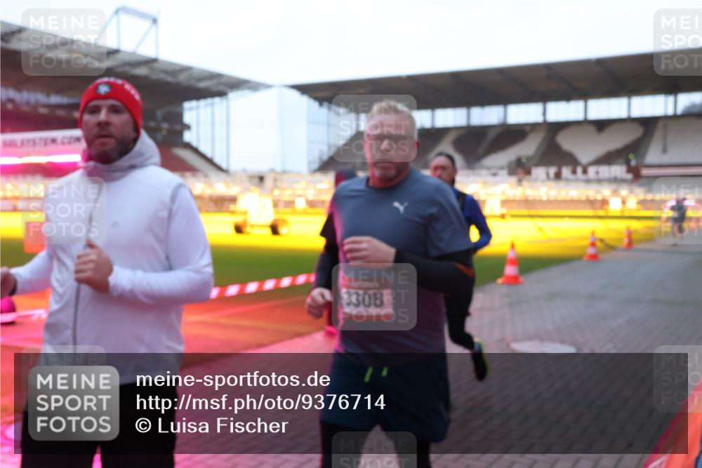 07.12.2025 - St. Pauli X-Mass-Run No. 15 Luisa Fischer http://msf.ph/oto/9376714 07.12.2025 09:59:05 Ziel 3308, 238, 261, 483, 532, 655, 1003, 1115, 1173, 1528, 1542, 1603, 1633, 1774, 1782, 1785, 2205, 2392, 3308, 3515, 4031, 4206 meine-sportfotos.de