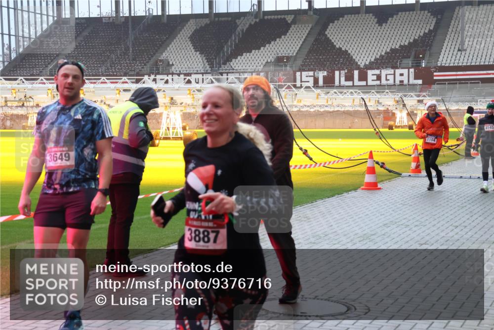 07.12.2025 - St. Pauli X-Mass-Run No. 15 Luisa Fischer http://msf.ph/oto/9376716 07.12.2025 10:24:03 Ziel 3649, 3887, 1104, 4145, 638, 1104, 2508, 2511, 2603, 2634, 3052, 3078, 3079, 3539, 3644, 3649, 3887, 3890, 3968, 4005, 4043, 4139, 4141, 4144, 4145, 4203, 4377, 4378, 4458, 4549, 4765 meine-sportfotos.de