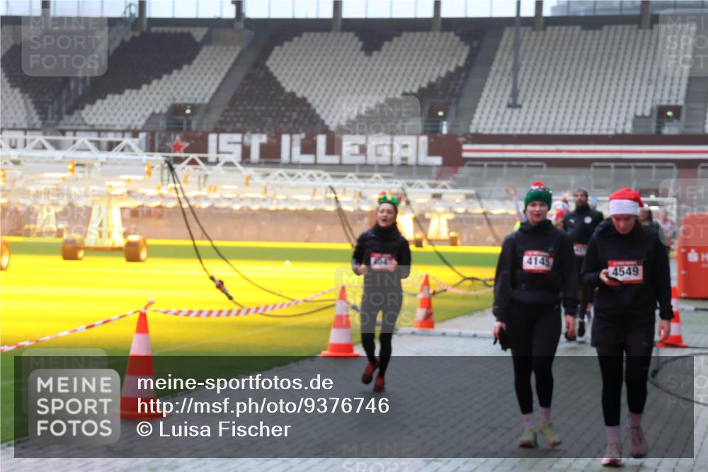07.12.2025 - St. Pauli X-Mass-Run No. 15 Luisa Fischer http://msf.ph/oto/9376746 07.12.2025 10:24:08 Ziel 4145, 4549, 638, 711, 1104, 2603, 2634, 3539, 3644, 3649, 3887, 3890, 3968, 4005, 4043, 4139, 4141, 4144, 4145, 4203, 4377, 4378, 4458, 4479, 4549, 4765 meine-sportfotos.de