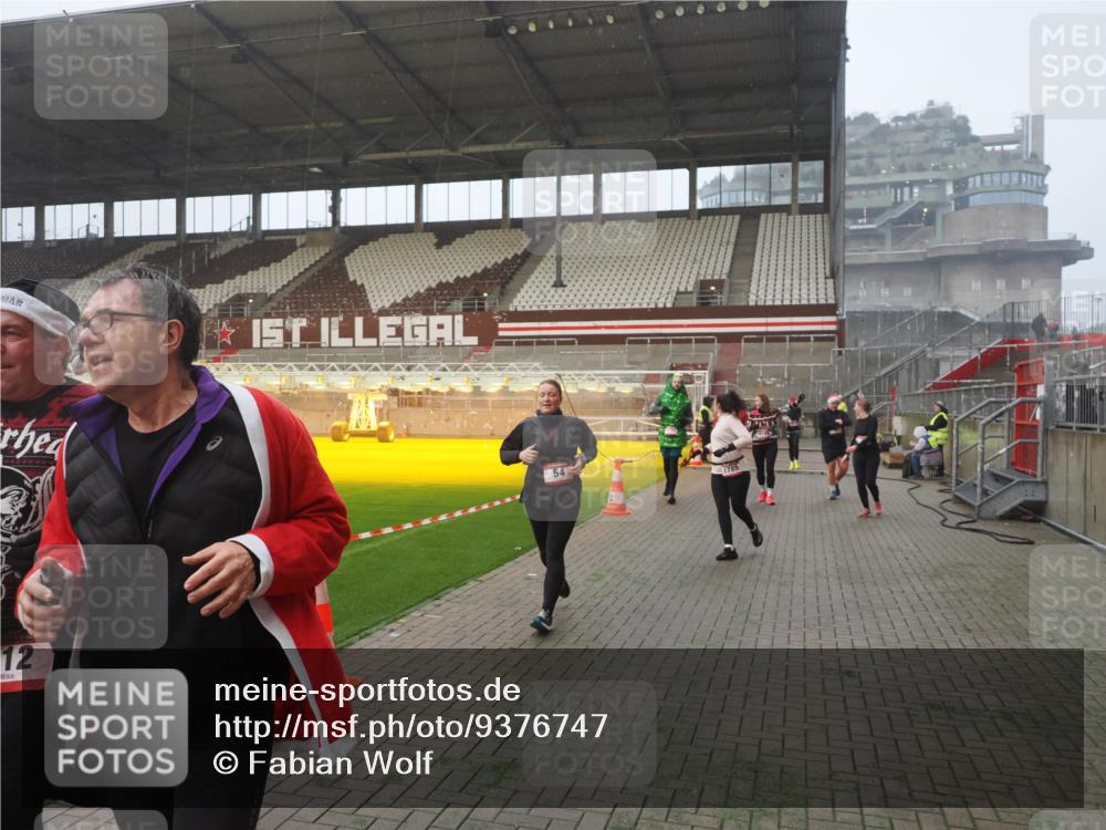 07.12.2025 - St. Pauli X-Mass-Run No. 15 Fabian Wolf http://msf.ph/oto/9376747 07.12.2025 10:05:47 Ziel 2, 3, 54, 123, 363, 385, 512, 945, 1215, 1222, 1789, 1791, 3231, 3877, 4194, 4195, 4552, 4555, 4559, 4560 meine-sportfotos.de