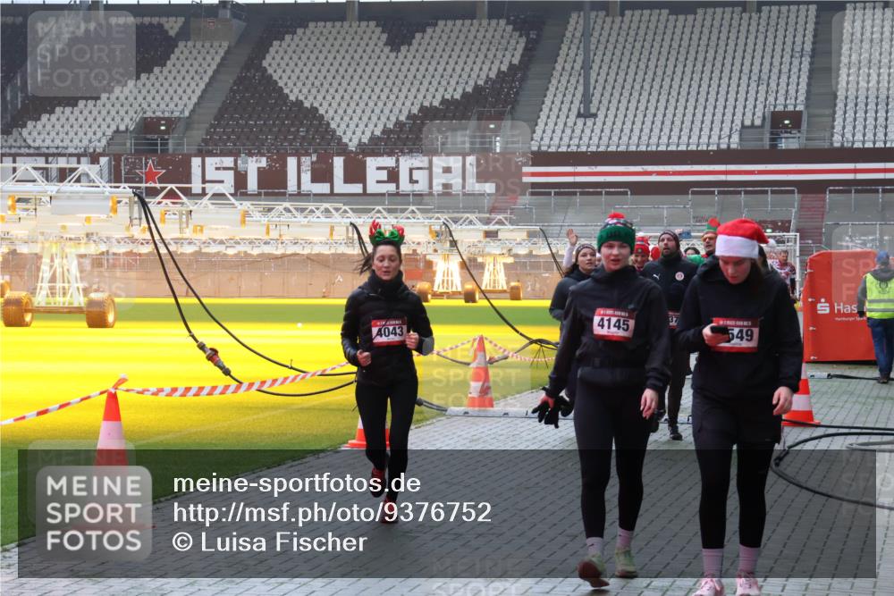 07.12.2025 - St. Pauli X-Mass-Run No. 15 Luisa Fischer http://msf.ph/oto/9376752 07.12.2025 10:24:09 Ziel 4043, 4145, 37, 549, 638, 711, 1104, 2603, 2634, 3539, 3644, 3649, 3887, 3890, 3968, 4005, 4043, 4139, 4141, 4144, 4145, 4203, 4377, 4378, 4458, 4479, 4549, 4765 meine-sportfotos.de