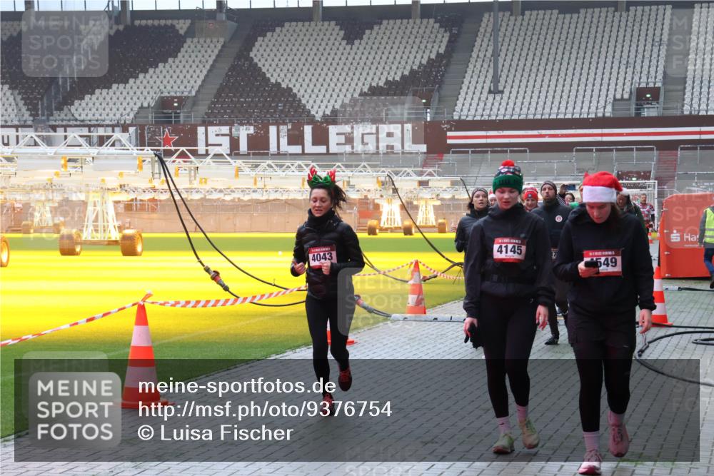 07.12.2025 - St. Pauli X-Mass-Run No. 15 Luisa Fischer http://msf.ph/oto/9376754 07.12.2025 10:24:09 Ziel 1, 4043, 4145, 7, 549, 638, 711, 1104, 2603, 2634, 3539, 3644, 3649, 3887, 3890, 3968, 4005, 4043, 4139, 4141, 4144, 4145, 4203, 4377, 4378, 4458, 4479, 4549, 4765 meine-sportfotos.de
