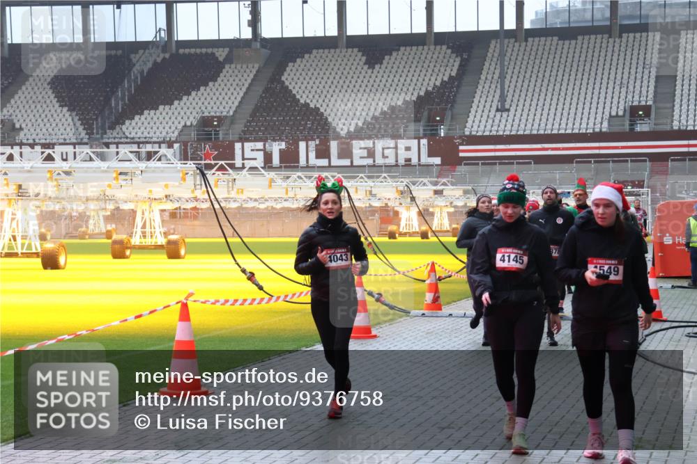 07.12.2025 - St. Pauli X-Mass-Run No. 15 Luisa Fischer http://msf.ph/oto/9376758 07.12.2025 10:24:10 Ziel 4043, 4145, 378, 549, 638, 711, 1104, 2603, 2634, 3539, 3644, 3649, 3887, 3890, 3968, 4005, 4043, 4139, 4141, 4144, 4145, 4203, 4377, 4378, 4458, 4479, 4549, 4765 meine-sportfotos.de