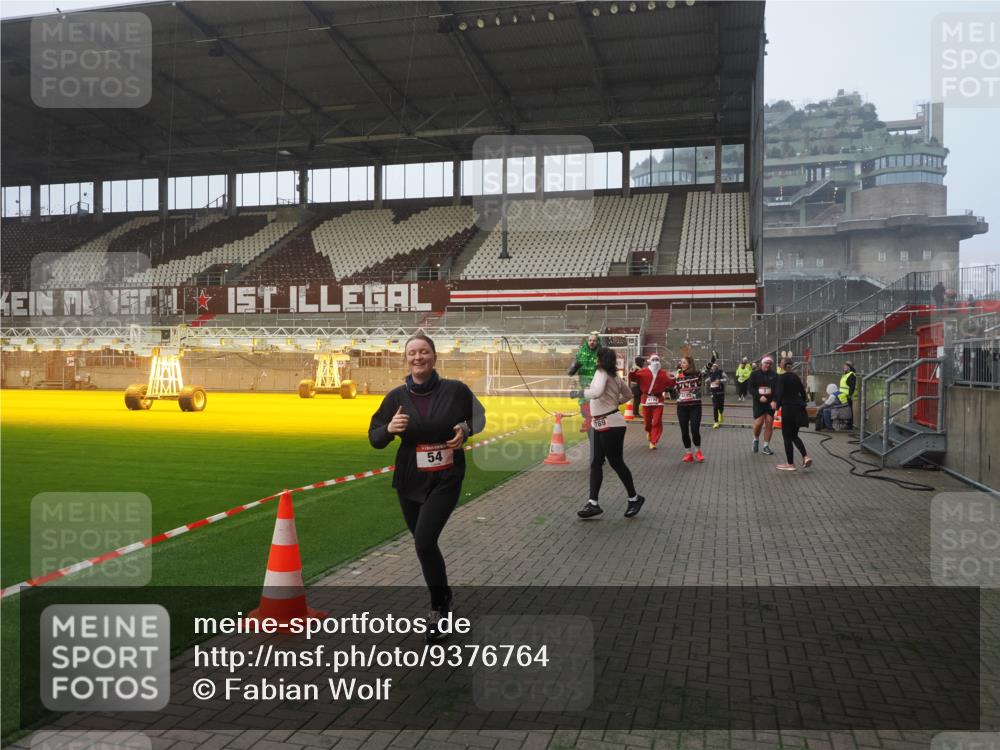 07.12.2025 - St. Pauli X-Mass-Run No. 15 Fabian Wolf http://msf.ph/oto/9376764 07.12.2025 10:05:48 Ziel 2, 3, 54, 123, 363, 385, 512, 945, 1215, 1222, 1789, 1791, 3231, 3877, 4194, 4195, 4552, 4555, 4559, 4560 meine-sportfotos.de