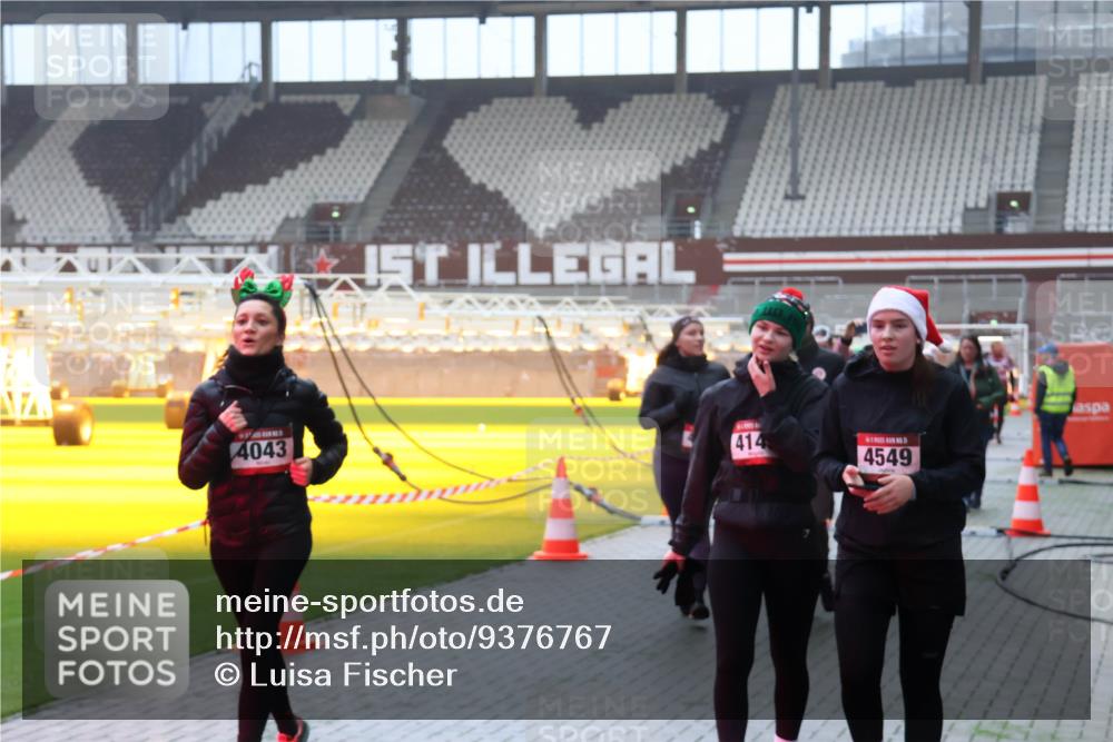 07.12.2025 - St. Pauli X-Mass-Run No. 15 Luisa Fischer http://msf.ph/oto/9376767 07.12.2025 10:24:11 Ziel 4043, 414, 4549, 638, 711, 1104, 2603, 2634, 3539, 3644, 3649, 3887, 3890, 3968, 4005, 4043, 4139, 4141, 4144, 4145, 4203, 4377, 4378, 4458, 4479, 4549, 4765 meine-sportfotos.de