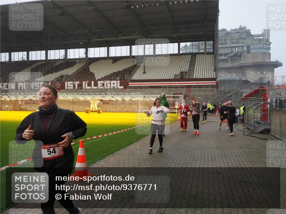07.12.2025 - St. Pauli X-Mass-Run No. 15 Fabian Wolf http://msf.ph/oto/9376771 07.12.2025 10:05:49 Ziel 2, 3, 54, 123, 363, 385, 512, 945, 1215, 1222, 1789, 1791, 3231, 3877, 4194, 4195, 4552, 4555, 4559, 4560 meine-sportfotos.de
