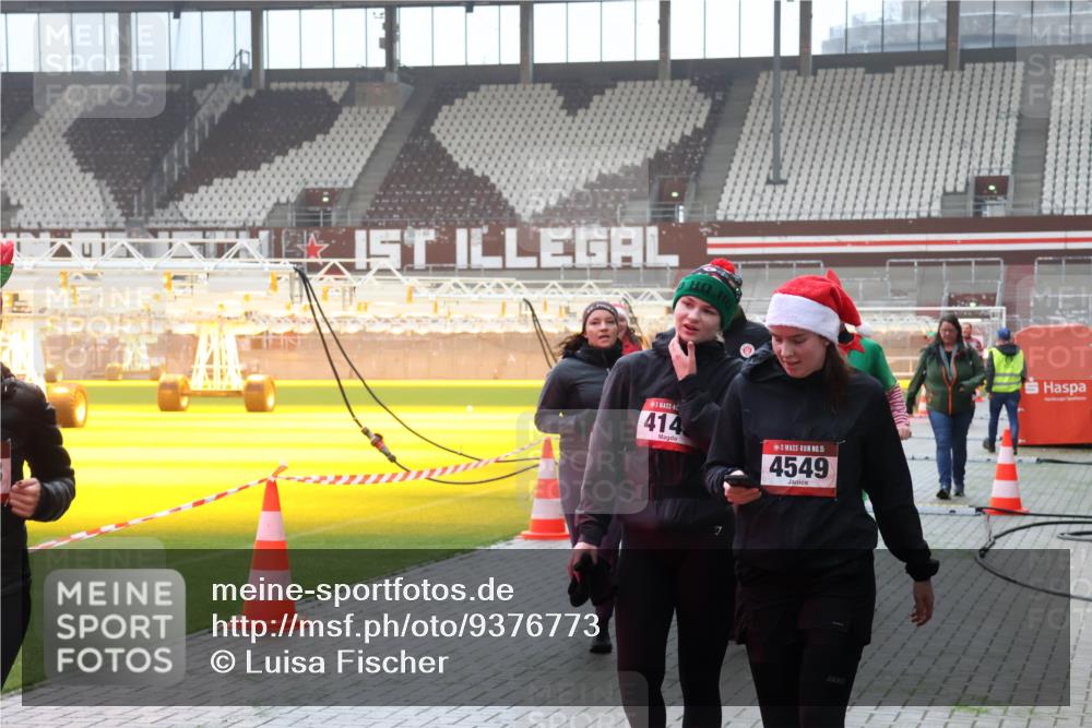07.12.2025 - St. Pauli X-Mass-Run No. 15 Luisa Fischer http://msf.ph/oto/9376773 07.12.2025 10:24:12 Ziel 414, 15, 4549, 638, 711, 1104, 2603, 2634, 3539, 3644, 3649, 3887, 3890, 3968, 4005, 4043, 4139, 4141, 4144, 4145, 4203, 4377, 4378, 4458, 4479, 4549, 4765 meine-sportfotos.de
