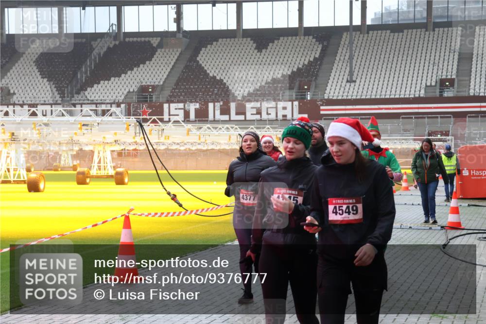 07.12.2025 - St. Pauli X-Mass-Run No. 15 Luisa Fischer http://msf.ph/oto/9376777 07.12.2025 10:24:12 Ziel 4377, 15, 5, 15, 4549, 638, 711, 1104, 2603, 2634, 3539, 3644, 3649, 3887, 3890, 3968, 4005, 4043, 4139, 4141, 4144, 4145, 4203, 4377, 4378, 4458, 4479, 4549, 4765 meine-sportfotos.de
