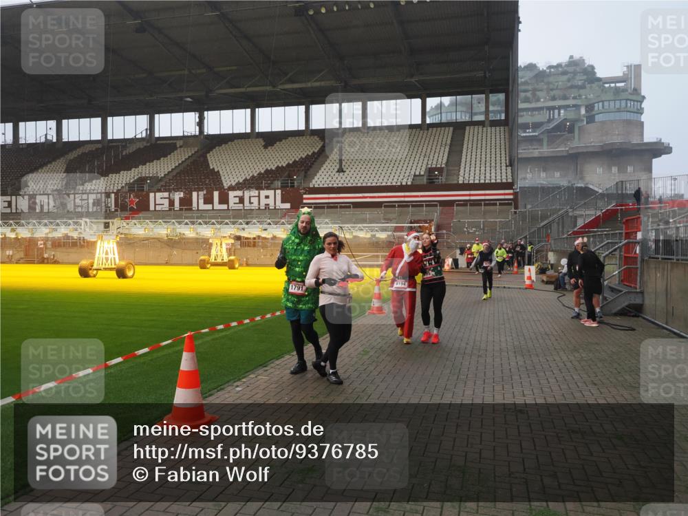 07.12.2025 - St. Pauli X-Mass-Run No. 15 Fabian Wolf http://msf.ph/oto/9376785 07.12.2025 10:05:51 Ziel 2, 3, 54, 123, 363, 385, 512, 676, 945, 1215, 1222, 1789, 1791, 3231, 3877, 4194, 4195, 4552, 4555, 4559, 4560 meine-sportfotos.de