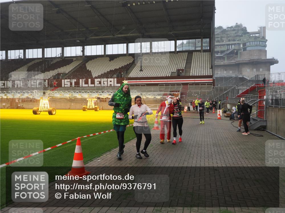 07.12.2025 - St. Pauli X-Mass-Run No. 15 Fabian Wolf http://msf.ph/oto/9376791 07.12.2025 10:05:51 Ziel 2, 3, 54, 123, 363, 385, 512, 676, 945, 1215, 1222, 1789, 1791, 3231, 3877, 4194, 4195, 4552, 4555, 4559, 4560 meine-sportfotos.de