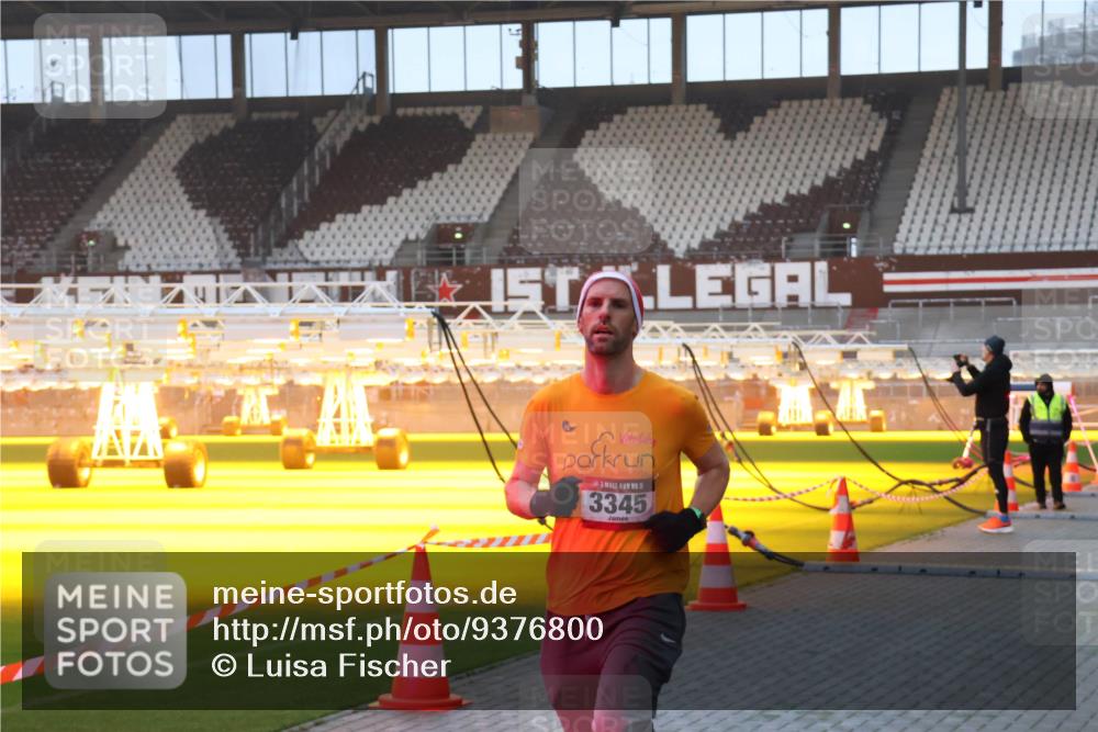 07.12.2025 - St. Pauli X-Mass-Run No. 15 Luisa Fischer http://msf.ph/oto/9376800 07.12.2025 09:59:23 Ziel 5, 3345, 483, 532, 655, 939, 1003, 1115, 1120, 1528, 1542, 1603, 1782, 1785, 2392, 2529, 3147, 3308, 3345 meine-sportfotos.de