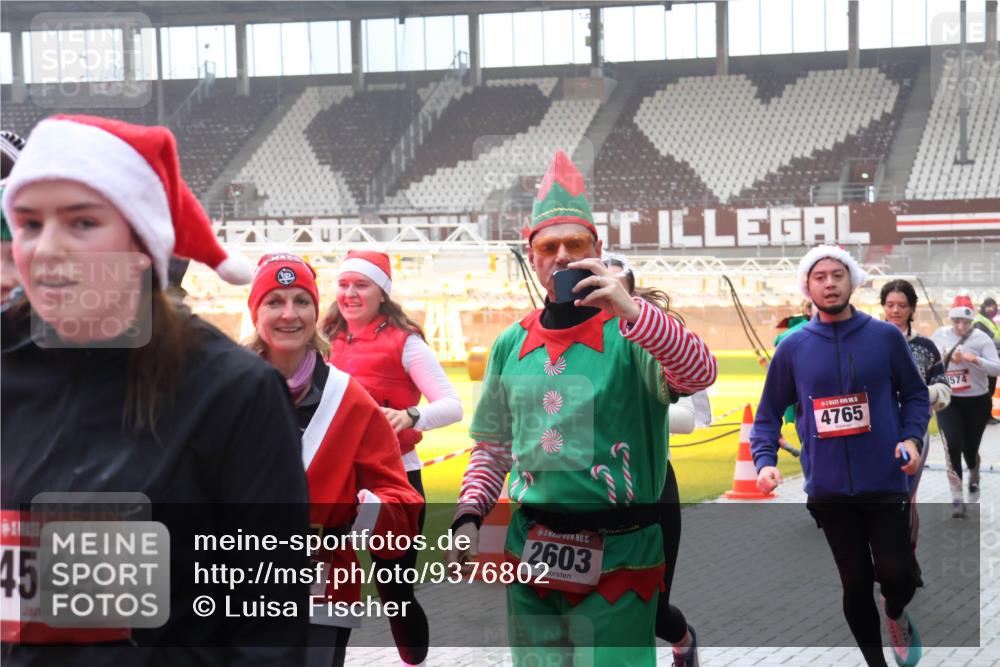 07.12.2025 - St. Pauli X-Mass-Run No. 15 Luisa Fischer http://msf.ph/oto/9376802 07.12.2025 10:24:15 Ziel 5, 4549, 0, 15, 2603, 4765, 574, 638, 711, 1104, 2603, 2634, 3539, 3644, 3649, 3887, 3890, 3968, 4005, 4043, 4139, 4141, 4144, 4145, 4203, 4377, 4378, 4458, 4479, 4549, 4765 meine-sportfotos.de