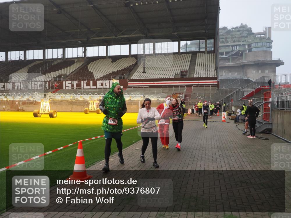 07.12.2025 - St. Pauli X-Mass-Run No. 15 Fabian Wolf http://msf.ph/oto/9376807 07.12.2025 10:05:51 Ziel 2, 3, 54, 123, 363, 385, 512, 676, 945, 1215, 1222, 1789, 1791, 3231, 3877, 4194, 4195, 4552, 4555, 4559, 4560 meine-sportfotos.de