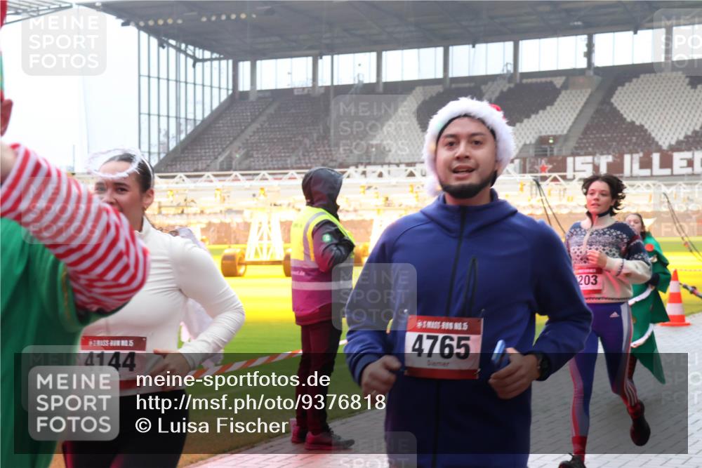 07.12.2025 - St. Pauli X-Mass-Run No. 15 Luisa Fischer http://msf.ph/oto/9376818 07.12.2025 10:24:17 Ziel 4144, 4765, 203, 638, 711, 897, 1104, 2603, 2634, 3539, 3644, 3649, 3887, 3890, 3968, 4043, 4139, 4144, 4145, 4203, 4377, 4378, 4479, 4549, 4765 meine-sportfotos.de