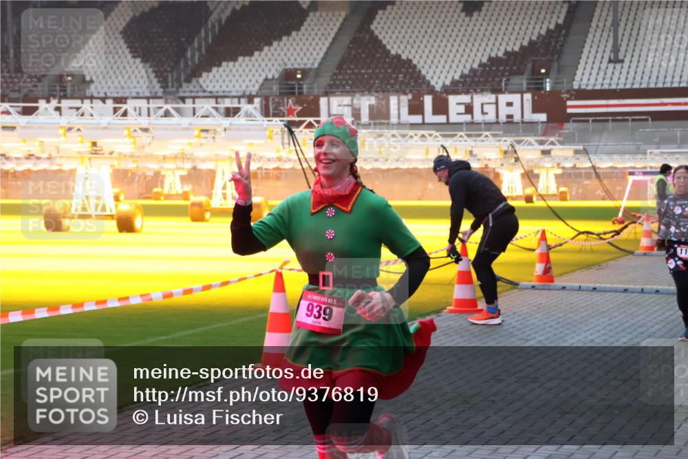 07.12.2025 - St. Pauli X-Mass-Run No. 15 Luisa Fischer http://msf.ph/oto/9376819 07.12.2025 09:59:36 Ziel 15, 939, 655, 939, 1120, 1542, 2204, 2207, 2529, 2657, 3147, 3345, 4029 meine-sportfotos.de