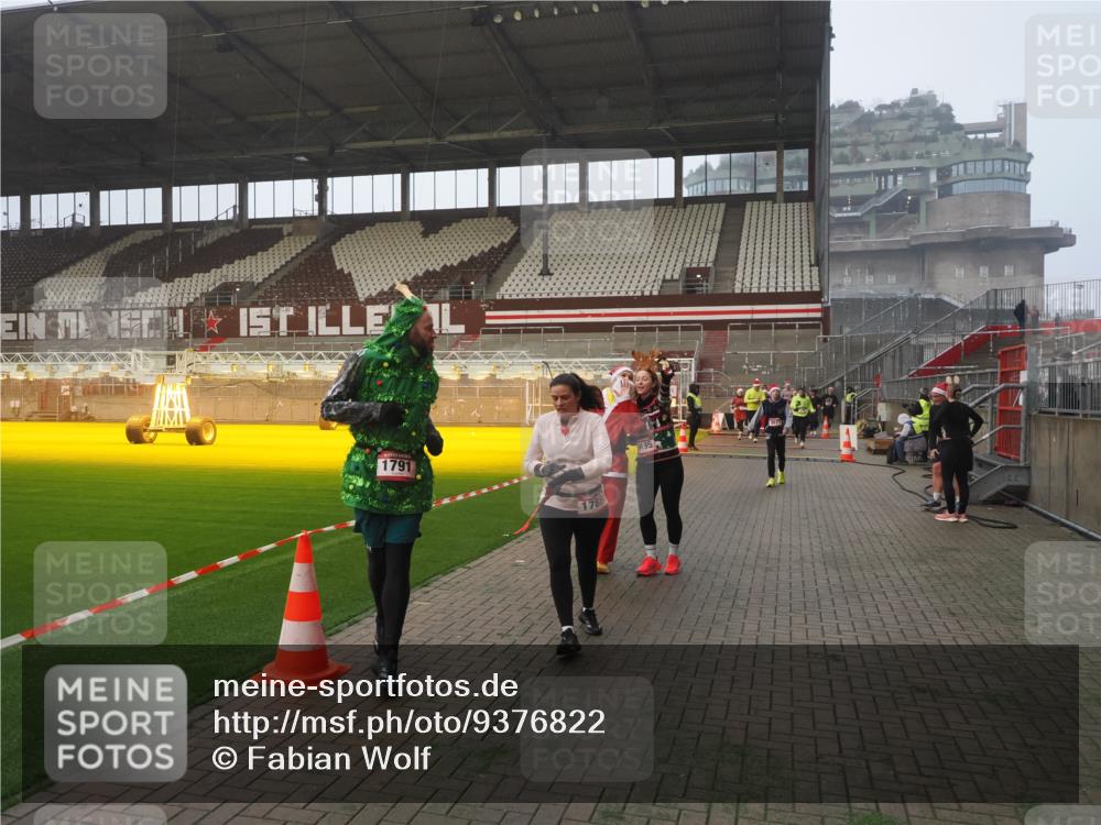 07.12.2025 - St. Pauli X-Mass-Run No. 15 Fabian Wolf http://msf.ph/oto/9376822 07.12.2025 10:05:52 Ziel 2, 3, 54, 123, 363, 385, 512, 676, 945, 1215, 1222, 1789, 1791, 2756, 3877, 4194, 4195, 4559, 4560 meine-sportfotos.de