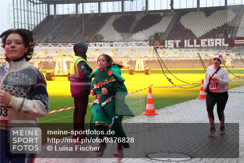 07.12.2025 - St. Pauli X-Mass-Run No. 15 Luisa Fischer http://msf.ph/oto/9376828 07.12.2025 10:24:19 Ziel 03, 2, 3574, 638, 711, 897, 1104, 2603, 2634, 3539, 3644, 3649, 3887, 3890, 3968, 4040, 4043, 4139, 4144, 4145, 4203, 4377, 4378, 4479, 4549, 4765 meine-sportfotos.de