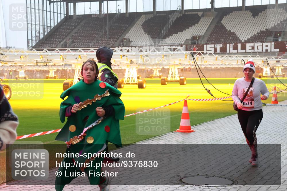 07.12.2025 - St. Pauli X-Mass-Run No. 15 Luisa Fischer http://msf.ph/oto/9376830 07.12.2025 10:24:19 Ziel 3574, 638, 711, 897, 1104, 2603, 2634, 3539, 3644, 3649, 3887, 3890, 3968, 4040, 4043, 4139, 4144, 4145, 4203, 4377, 4378, 4479, 4549, 4765 meine-sportfotos.de