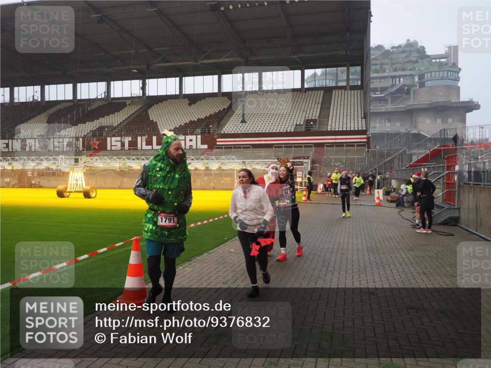 07.12.2025 - St. Pauli X-Mass-Run No. 15 Fabian Wolf http://msf.ph/oto/9376832 07.12.2025 10:05:52 Ziel 2, 3, 54, 123, 363, 385, 512, 676, 945, 1215, 1222, 1789, 1791, 2756, 3877, 4194, 4195, 4559, 4560 meine-sportfotos.de