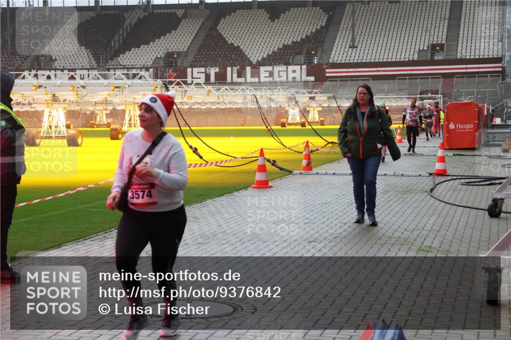 07.12.2025 - St. Pauli X-Mass-Run No. 15 Luisa Fischer http://msf.ph/oto/9376842 07.12.2025 10:24:20 Ziel 3574, 638, 711, 897, 1104, 2603, 2634, 3539, 3644, 3649, 3887, 3890, 3968, 4040, 4043, 4139, 4144, 4145, 4203, 4377, 4378, 4479, 4549, 4765 meine-sportfotos.de