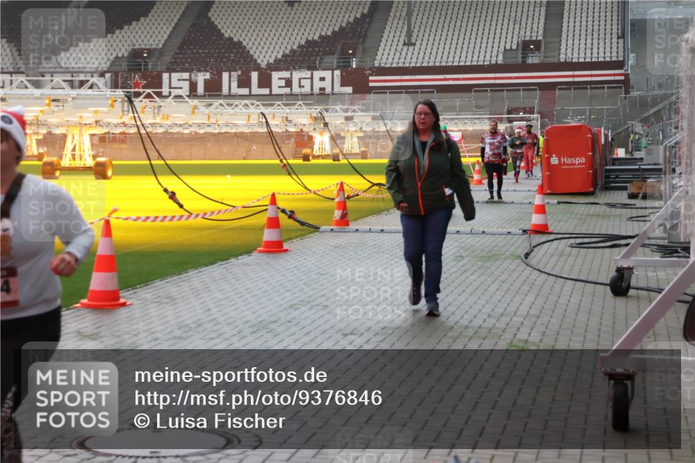 07.12.2025 - St. Pauli X-Mass-Run No. 15 Luisa Fischer http://msf.ph/oto/9376846 07.12.2025 10:24:20 Ziel 4, 638, 711, 897, 1104, 2603, 2634, 3539, 3644, 3649, 3887, 3890, 3968, 4040, 4043, 4139, 4144, 4145, 4203, 4377, 4378, 4479, 4549, 4765 meine-sportfotos.de