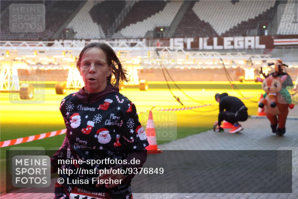 07.12.2025 - St. Pauli X-Mass-Run No. 15 Luisa Fischer http://msf.ph/oto/9376849 07.12.2025 09:59:41 Ziel 15, 655, 939, 961, 1120, 2204, 2207, 2529, 2657, 3147, 3345, 4029 meine-sportfotos.de