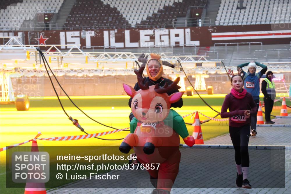 07.12.2025 - St. Pauli X-Mass-Run No. 15 Luisa Fischer http://msf.ph/oto/9376857 07.12.2025 09:59:42 Ziel 265, 2207, 2529, 488, 655, 939, 961, 1120, 2204, 2207, 2529, 2657, 3147, 3345, 4029, 4052, 4465 meine-sportfotos.de