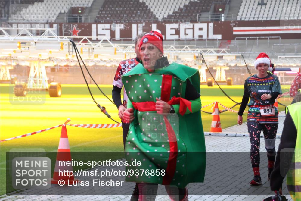 07.12.2025 - St. Pauli X-Mass-Run No. 15 Luisa Fischer http://msf.ph/oto/9376858 07.12.2025 10:24:34 Ziel 897, 711, 712, 897, 1104, 2603, 2634, 3968, 4040, 4043, 4122, 4139, 4140, 4144, 4203, 4377, 4378, 4479, 4689, 4692, 4694, 4765 meine-sportfotos.de