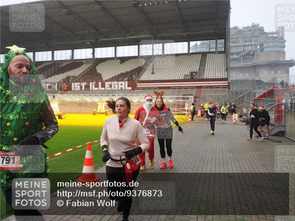 07.12.2025 - St. Pauli X-Mass-Run No. 15 Fabian Wolf http://msf.ph/oto/9376873 07.12.2025 10:05:53 Ziel 2, 3, 54, 123, 363, 424, 512, 676, 834, 945, 1222, 1789, 1791, 2756, 2757, 3877, 4194, 4195 meine-sportfotos.de