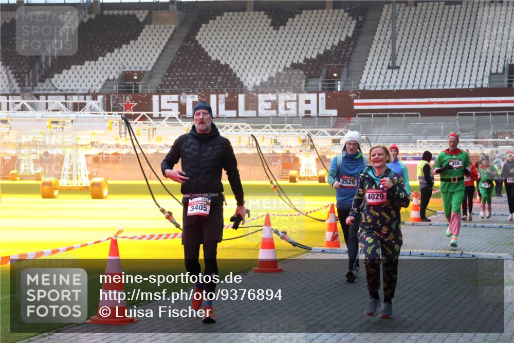 07.12.2025 - St. Pauli X-Mass-Run No. 15 Luisa Fischer http://msf.ph/oto/9376894 07.12.2025 09:59:48 Ziel 3409, 3405, 2529, 4029, 488, 467, 3513, 3513, 488, 910, 911, 939, 961, 1120, 1763, 2204, 2207, 2529, 2657, 3147, 3345, 3513, 4029, 4051, 4052, 4465 meine-sportfotos.de