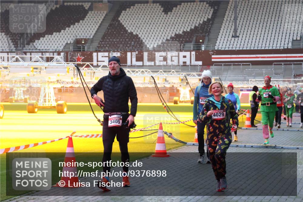 07.12.2025 - St. Pauli X-Mass-Run No. 15 Luisa Fischer http://msf.ph/oto/9376898 07.12.2025 09:59:49 Ziel 3405, 3405, 25, 4029, 48, 465, 488, 910, 911, 939, 961, 1120, 1763, 2204, 2207, 2529, 2657, 3147, 3345, 3513, 4029, 4051, 4052, 4465 meine-sportfotos.de