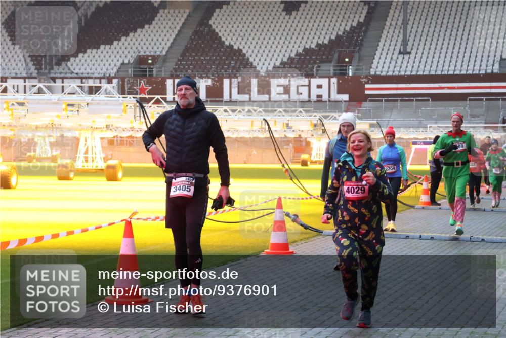 07.12.2025 - St. Pauli X-Mass-Run No. 15 Luisa Fischer http://msf.ph/oto/9376901 07.12.2025 09:59:49 Ziel 3405, 3405, 4029, 2204, 88, 465, 488, 910, 911, 939, 961, 1120, 1763, 2204, 2207, 2529, 2657, 3147, 3345, 3513, 4029, 4051, 4052, 4465 meine-sportfotos.de